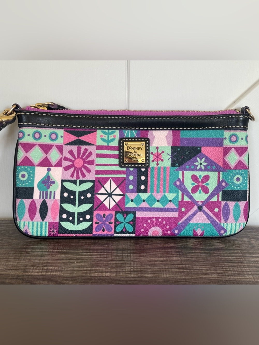 NWOT Dooney & Bourke It’s a Small World Wristlet